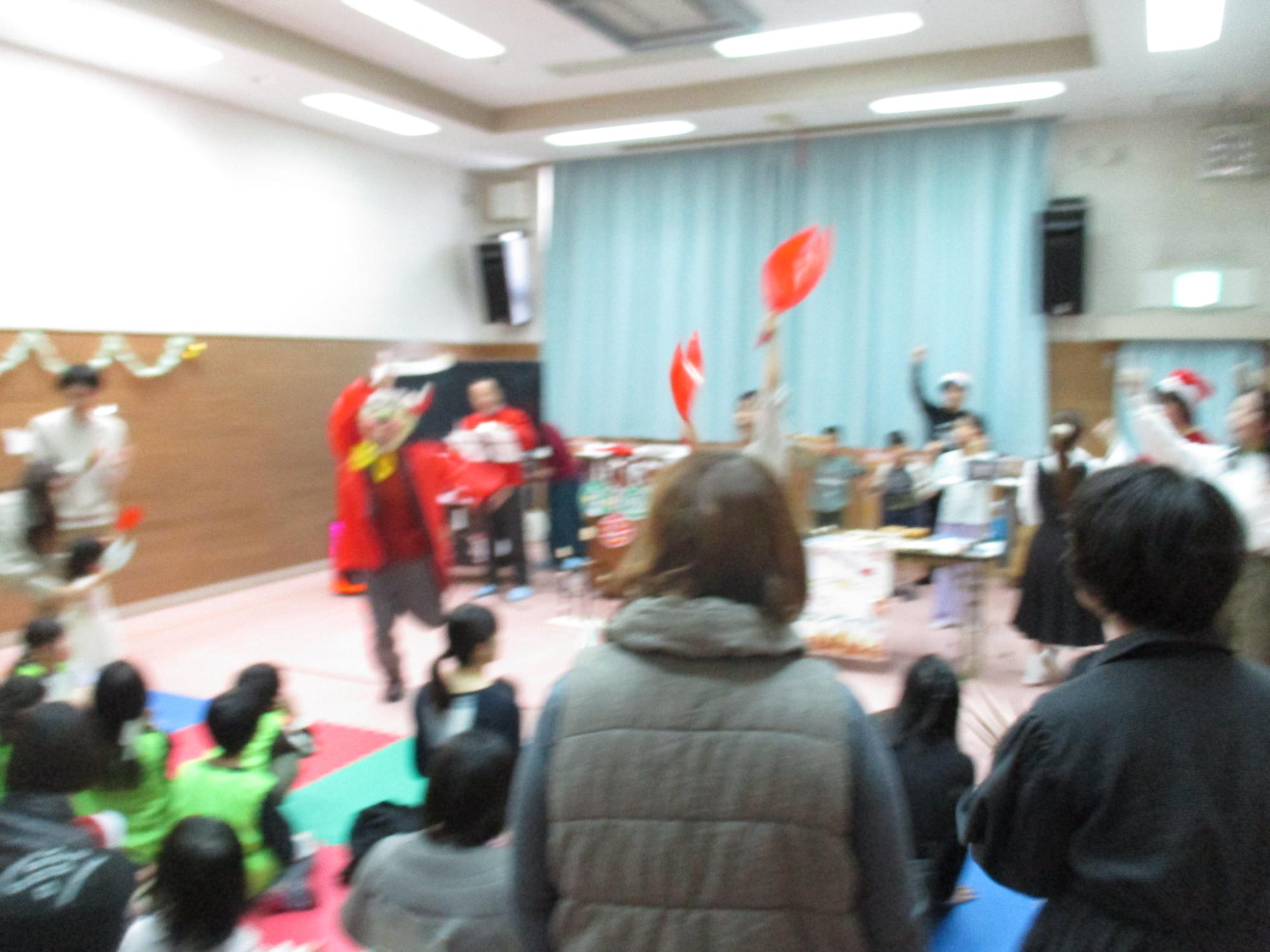 エビカニクスを踊っているが速すぎてピンボケしている写真