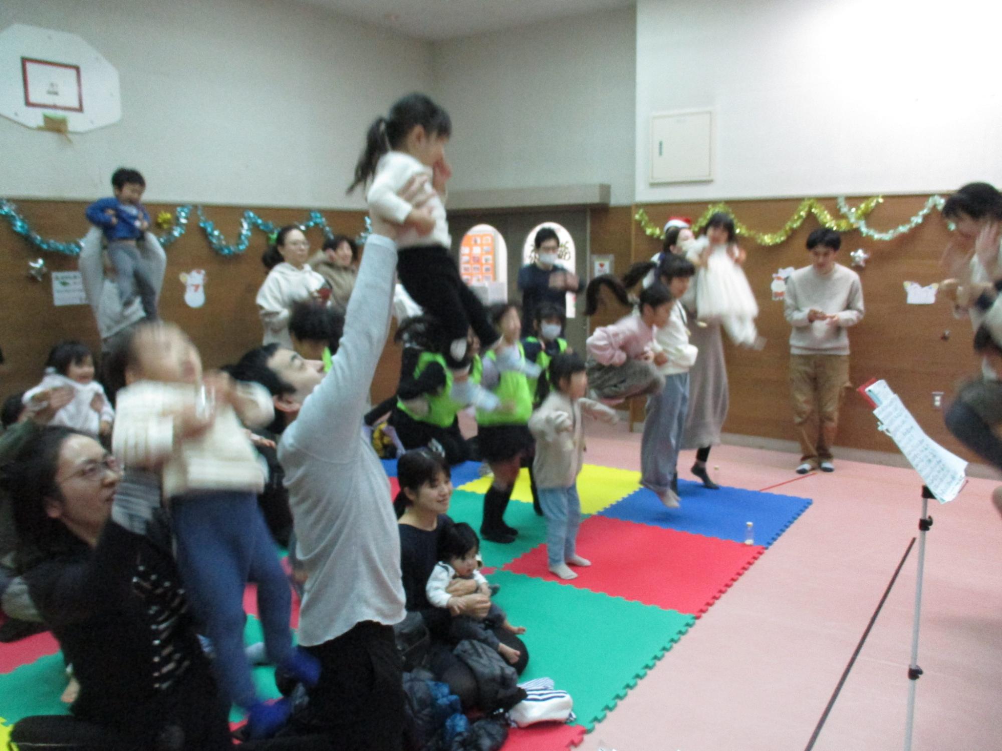 ぼよよーんと言う音にあわっせてみんなで高く飛んでいる写真