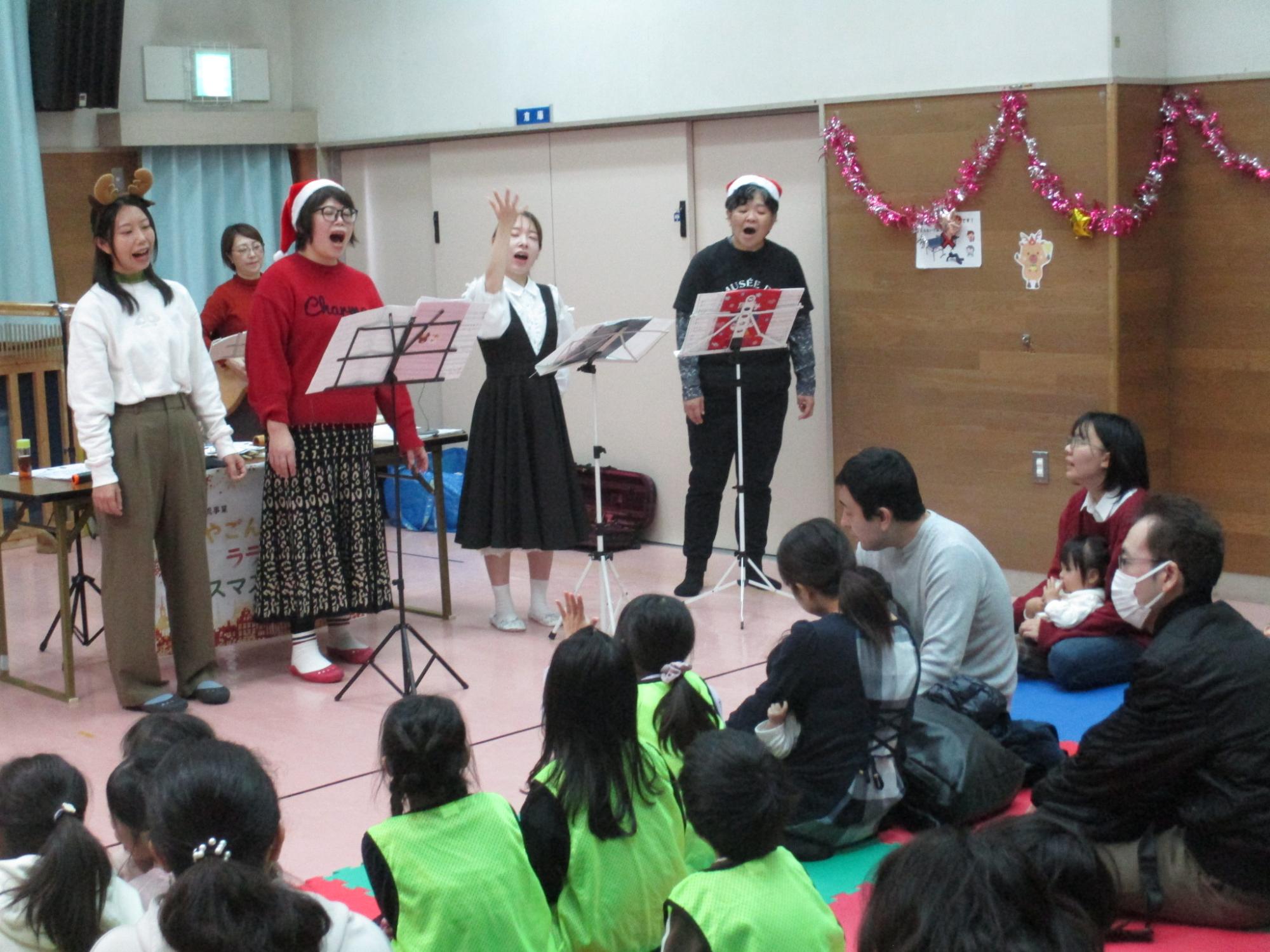 みんなでビリーブを歌っている写真
