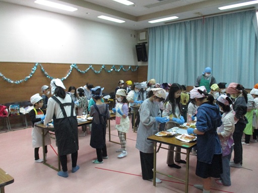 ピザトーストを作っている写真