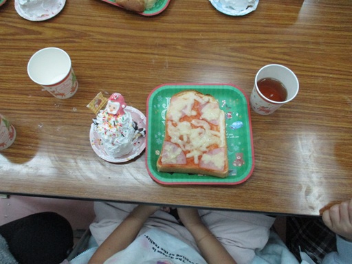 完成したピザトーストとケーキの写真