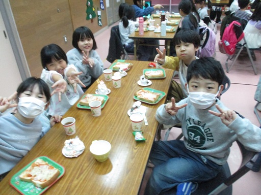 ピザトーストが焼けて、ケーキの準備をできた写真