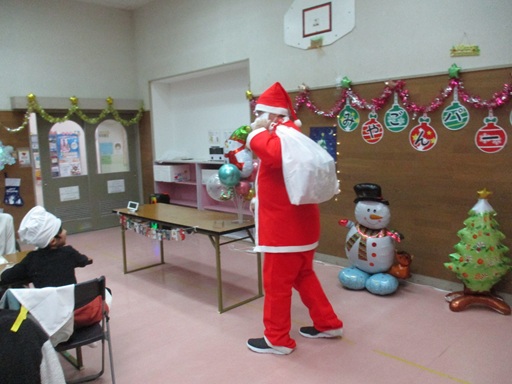 サンタがプレゼントを持ってきた写真