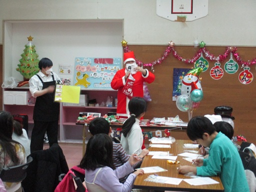 みんなでビンゴをしている写真