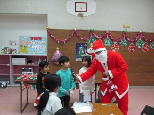 ビンゴになった人にインタビューしている写真