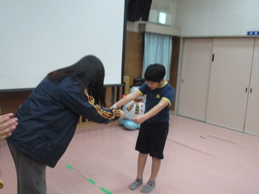 優勝者へ賞状を渡す写真