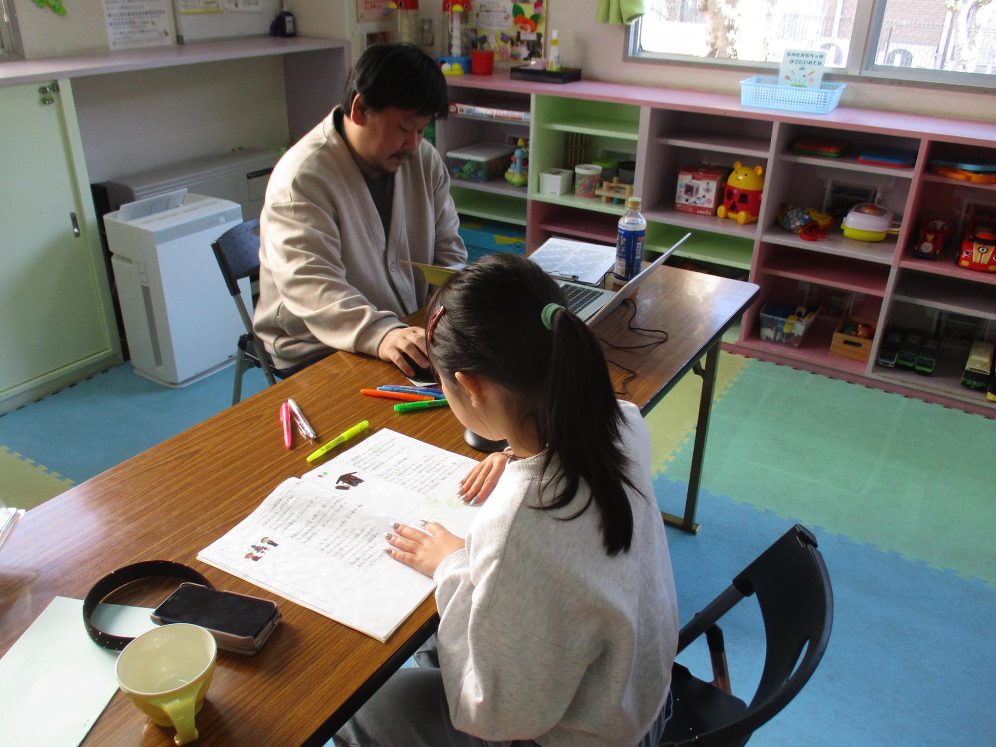 紙芝居の音入れをしている様子