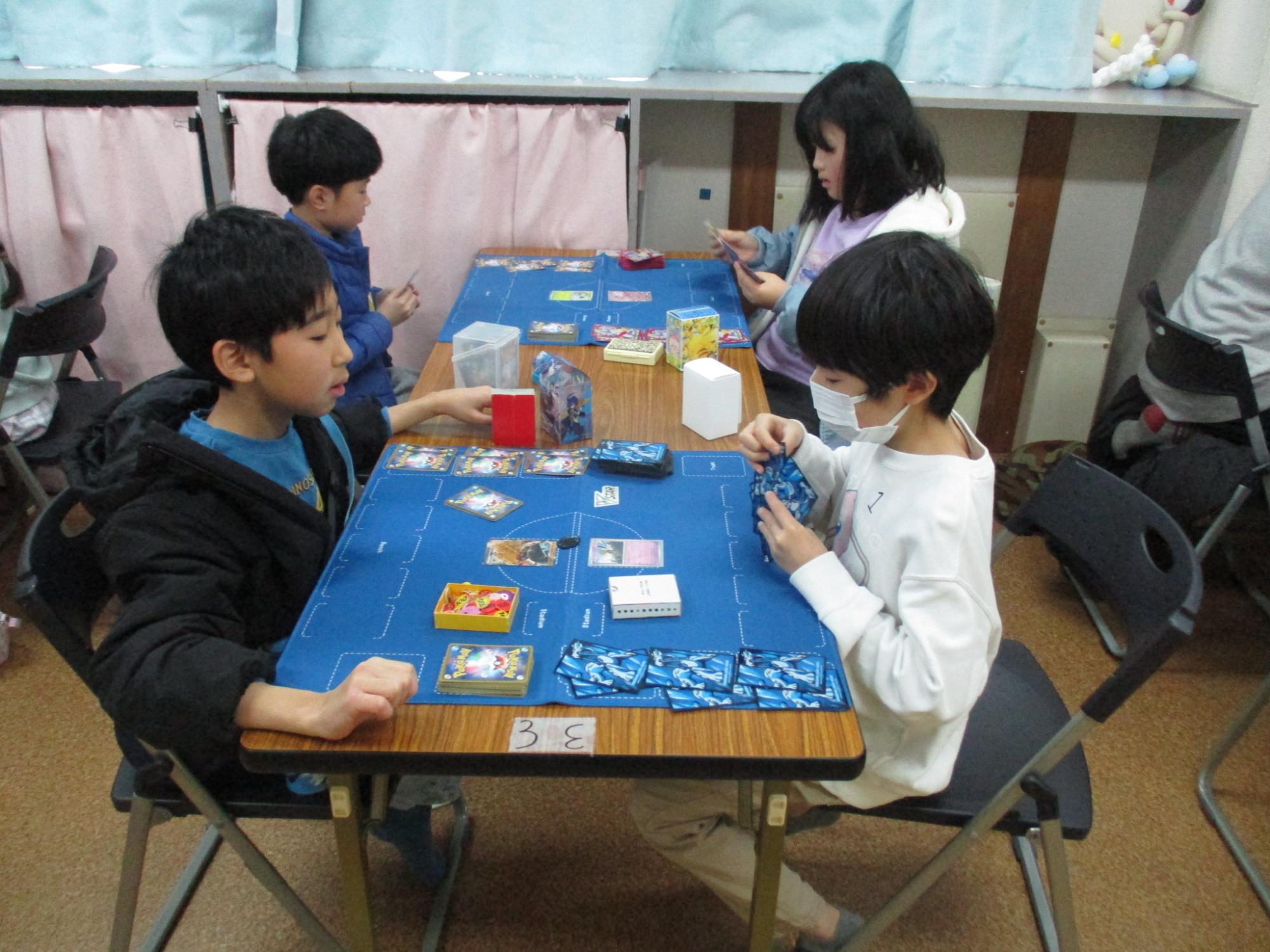 カードバトルしている様子