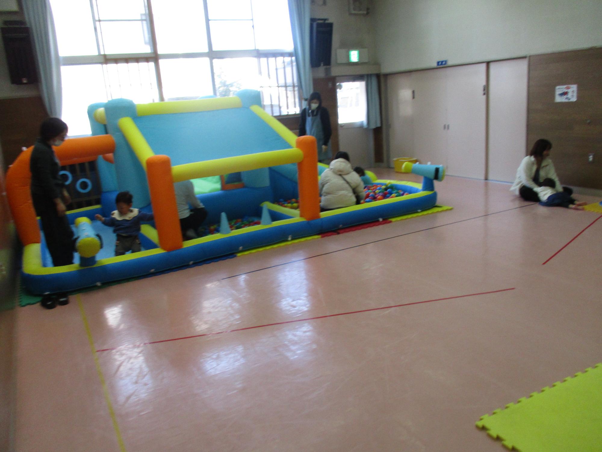 大型遊具で遊んでいる様子