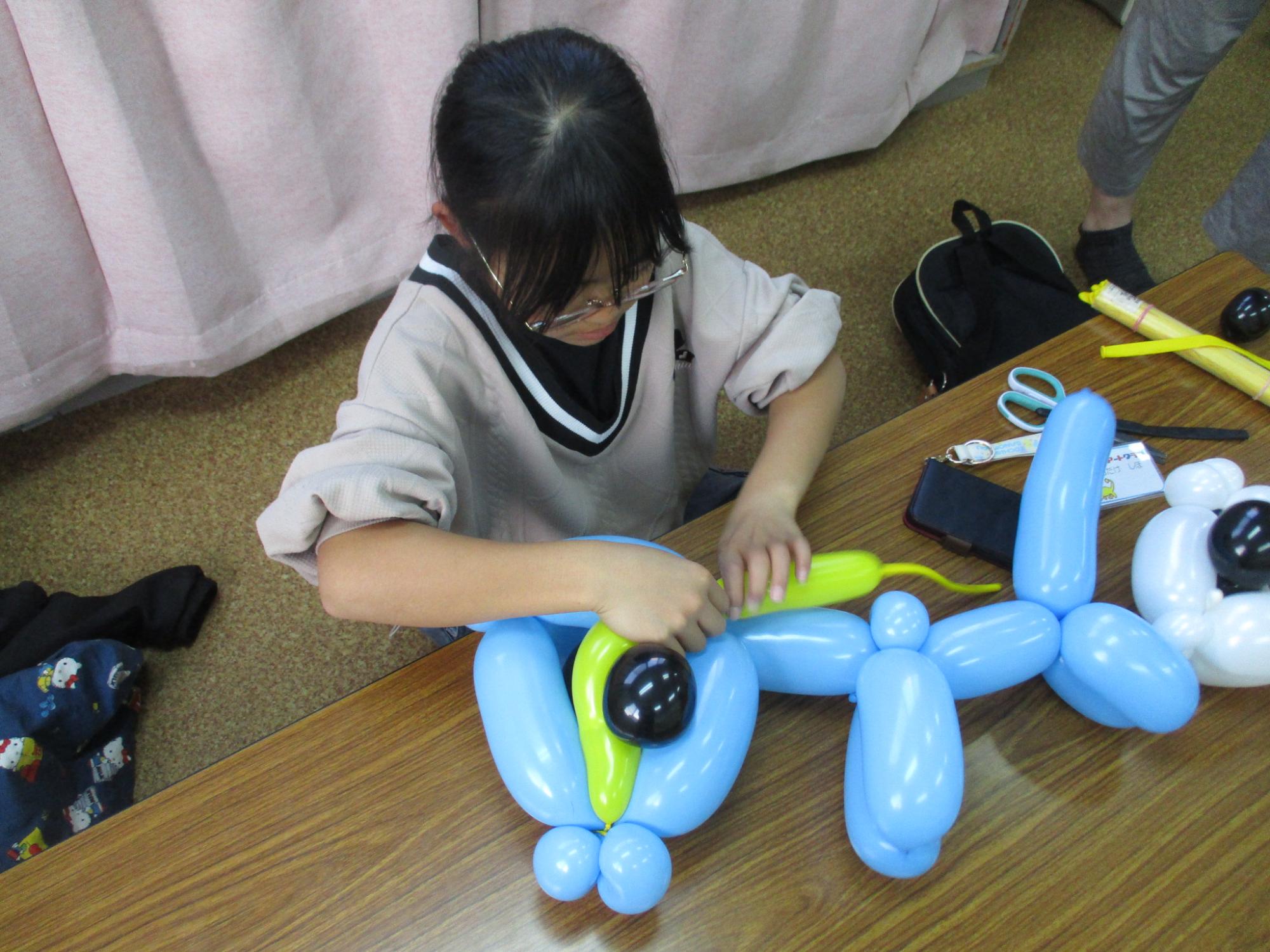 バルーンを作成している様子