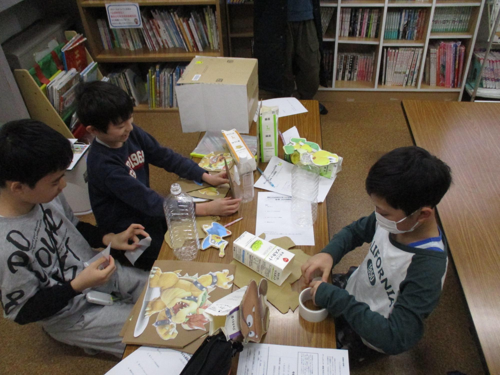 ゲームコーナーの道具を作っている様子