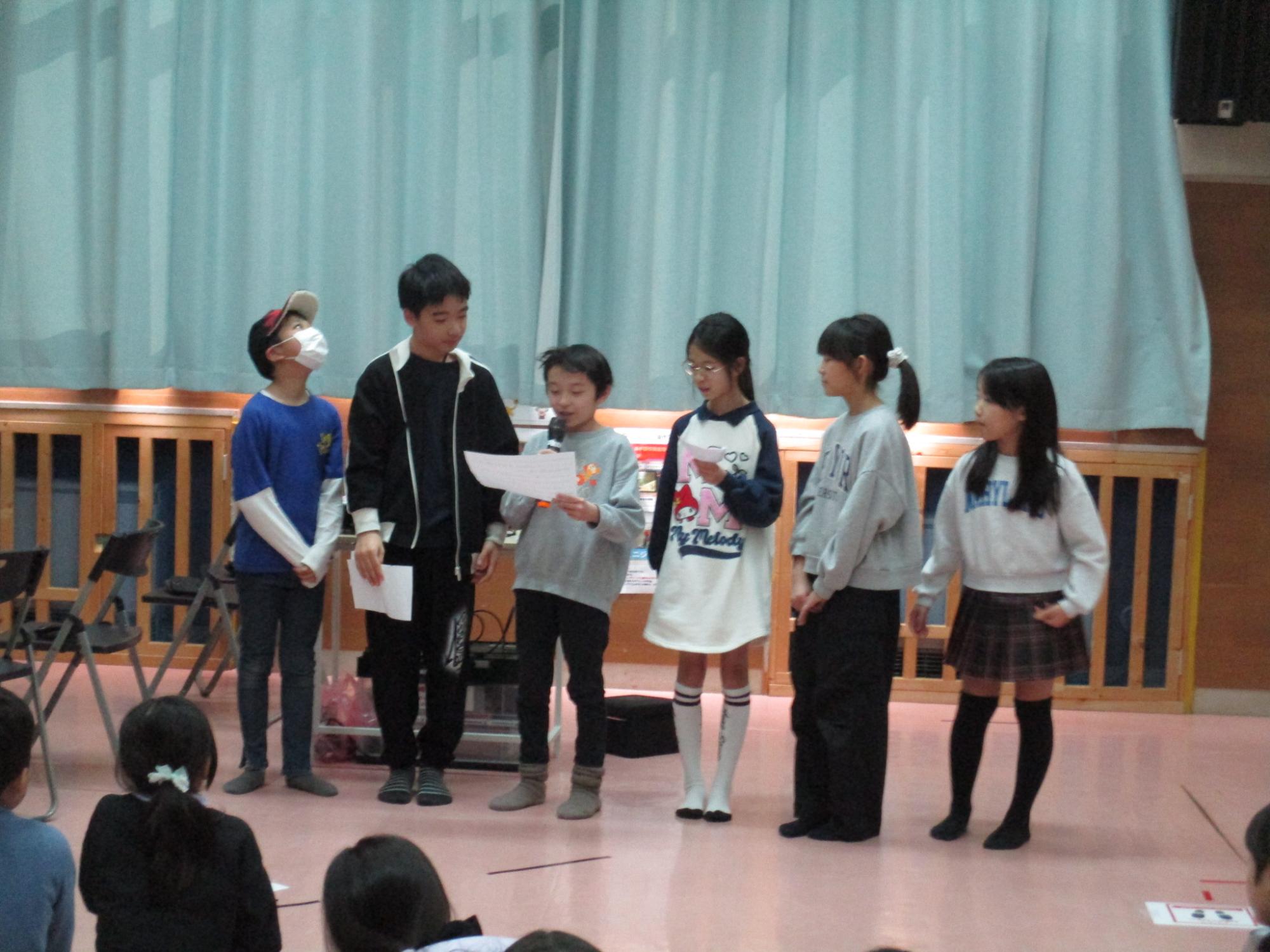 説明をしている様子