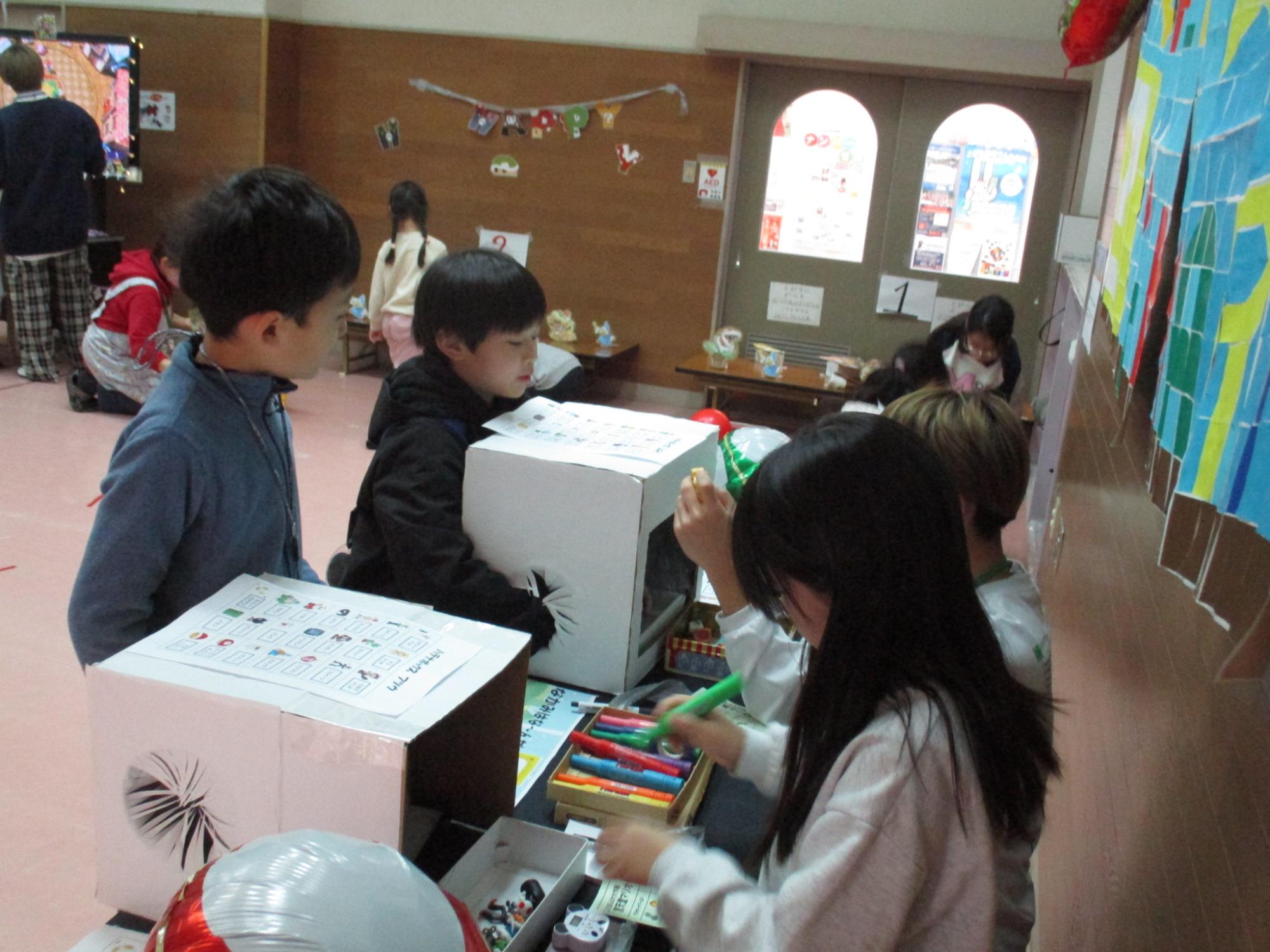 ハテナボックスに挑戦している様子