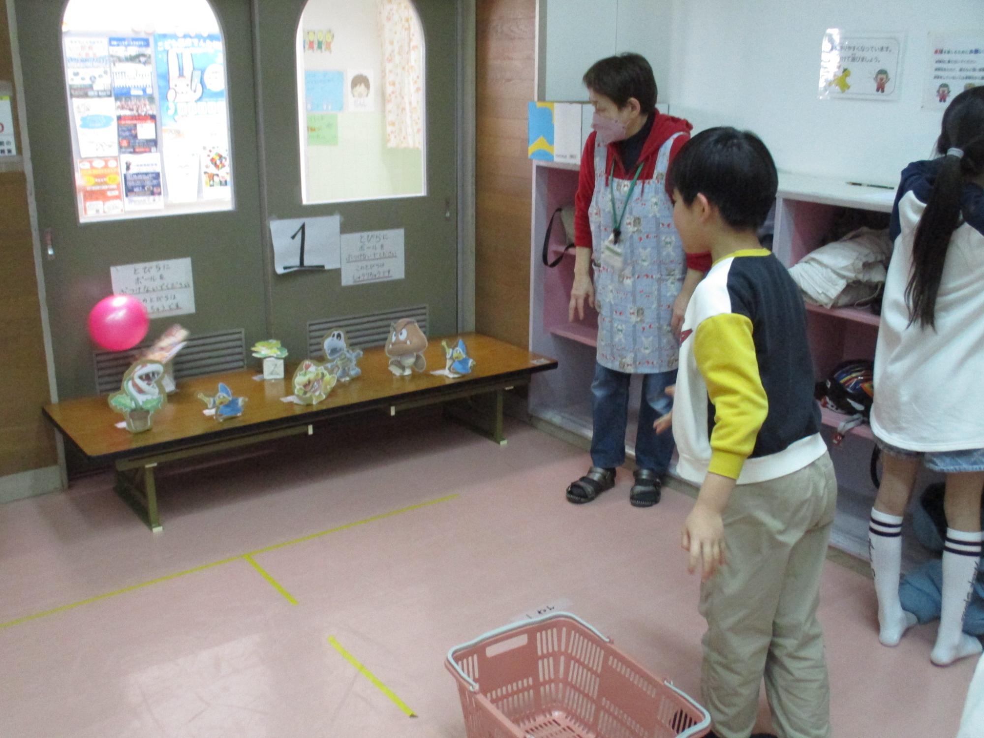 ゲームコーナーに挑戦している様子