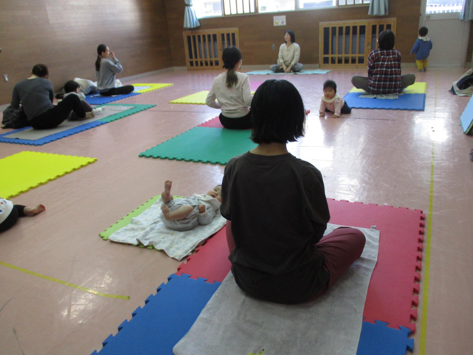 ヨガをしている様子