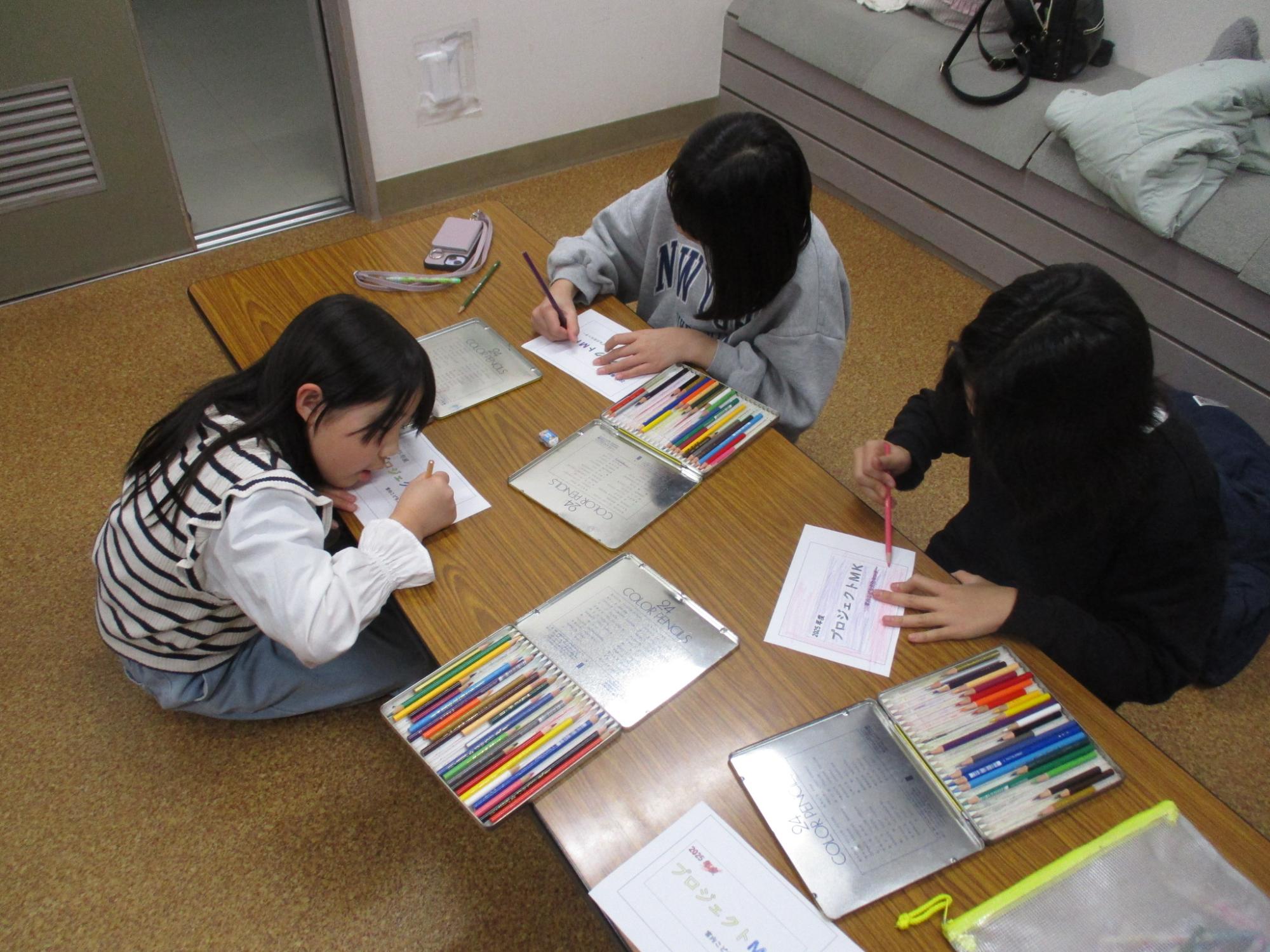 招待状に色を塗っている写真