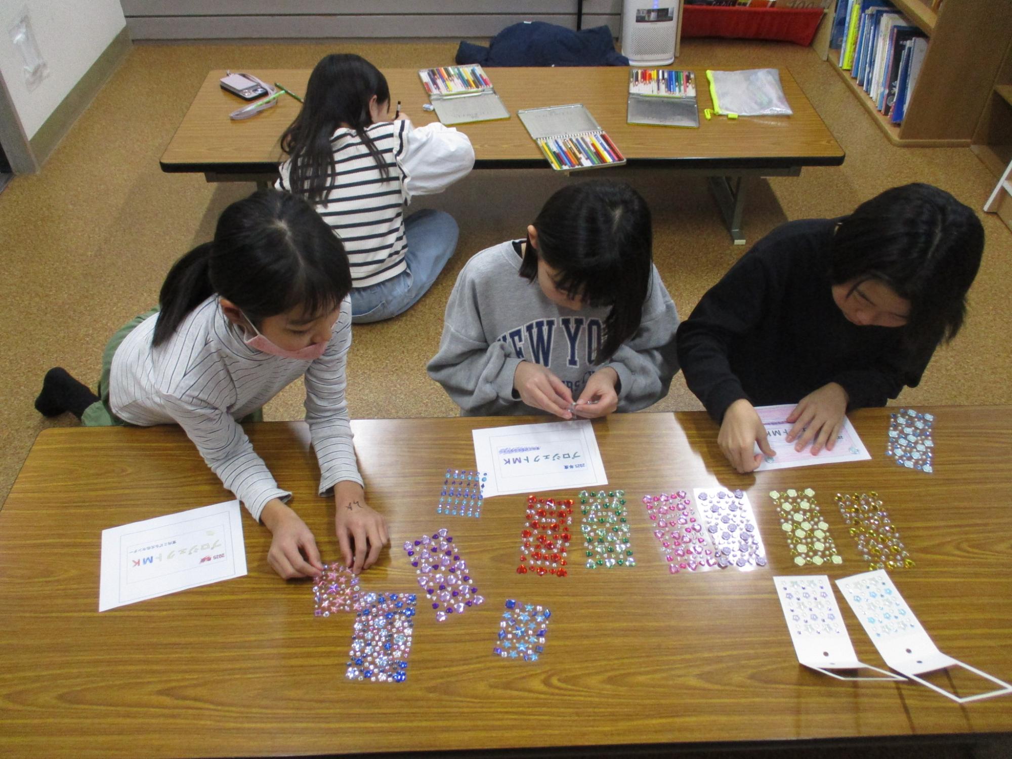 招待状にシールを貼っている写真