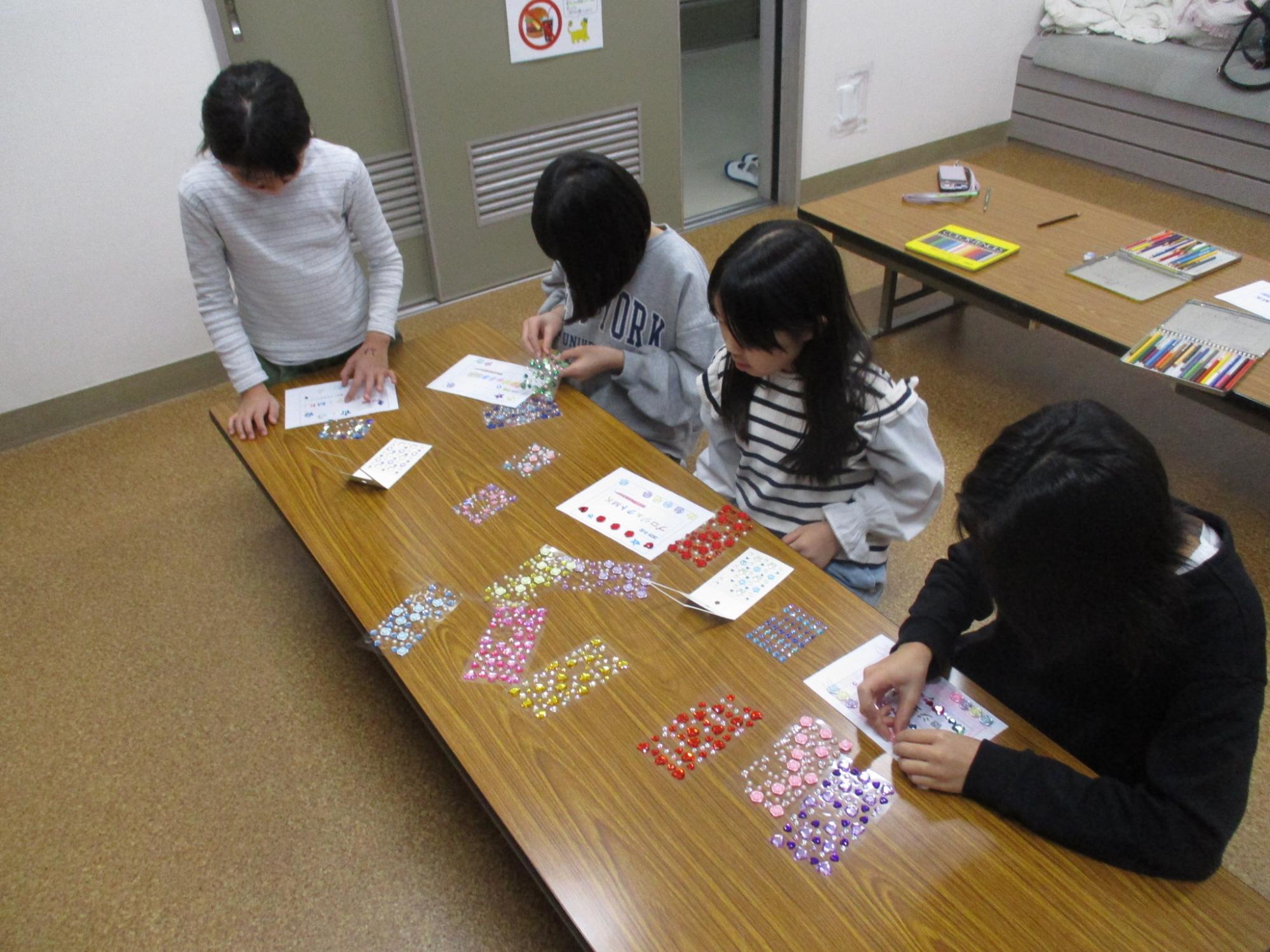 招待状にシールを貼っている写真2