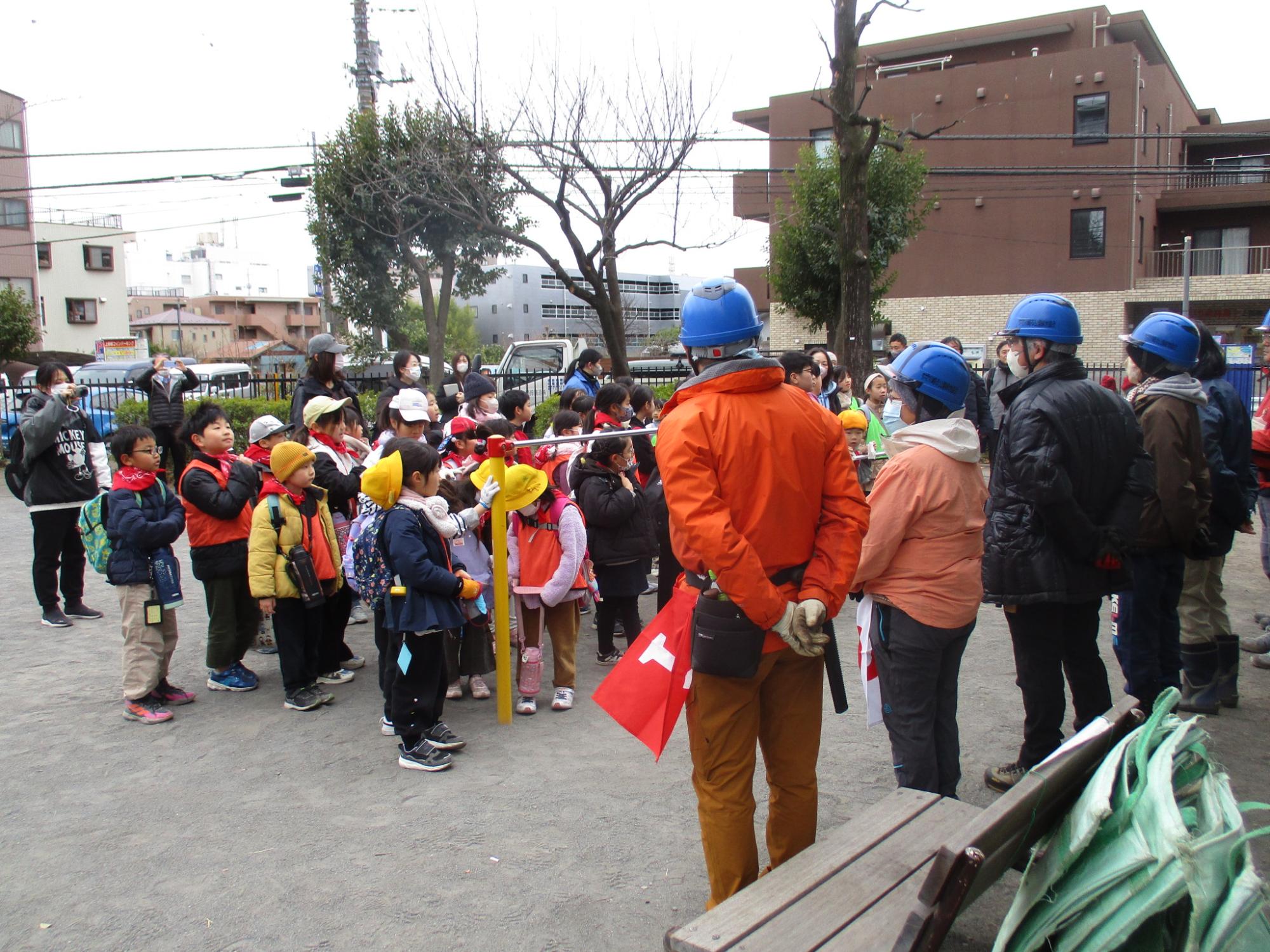 公園掃除の説明をしている写真