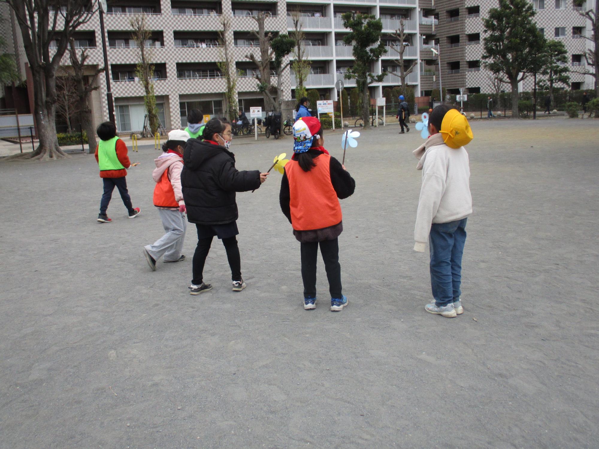 完成した風車を回している写真