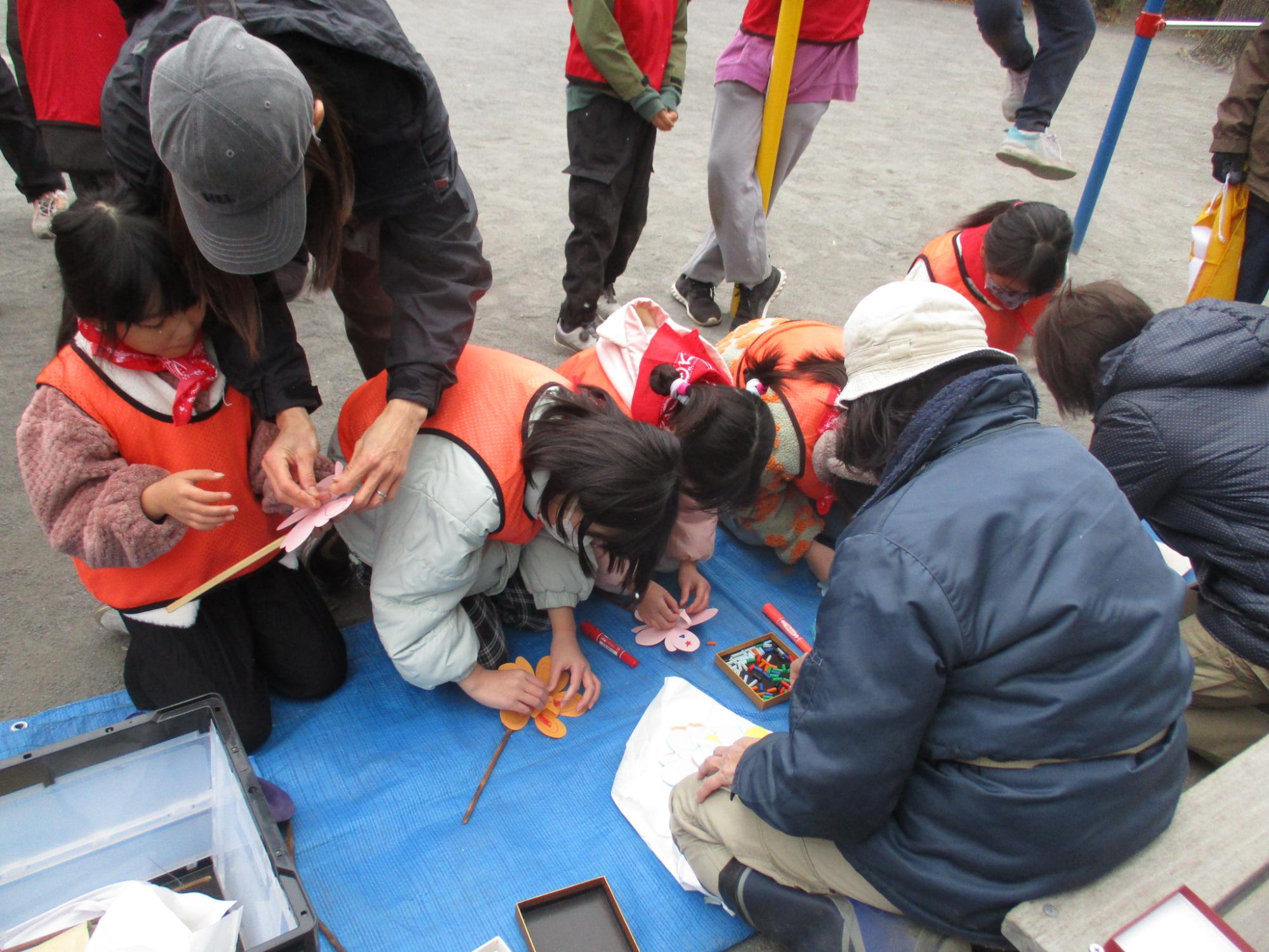 風車を作っている写真
