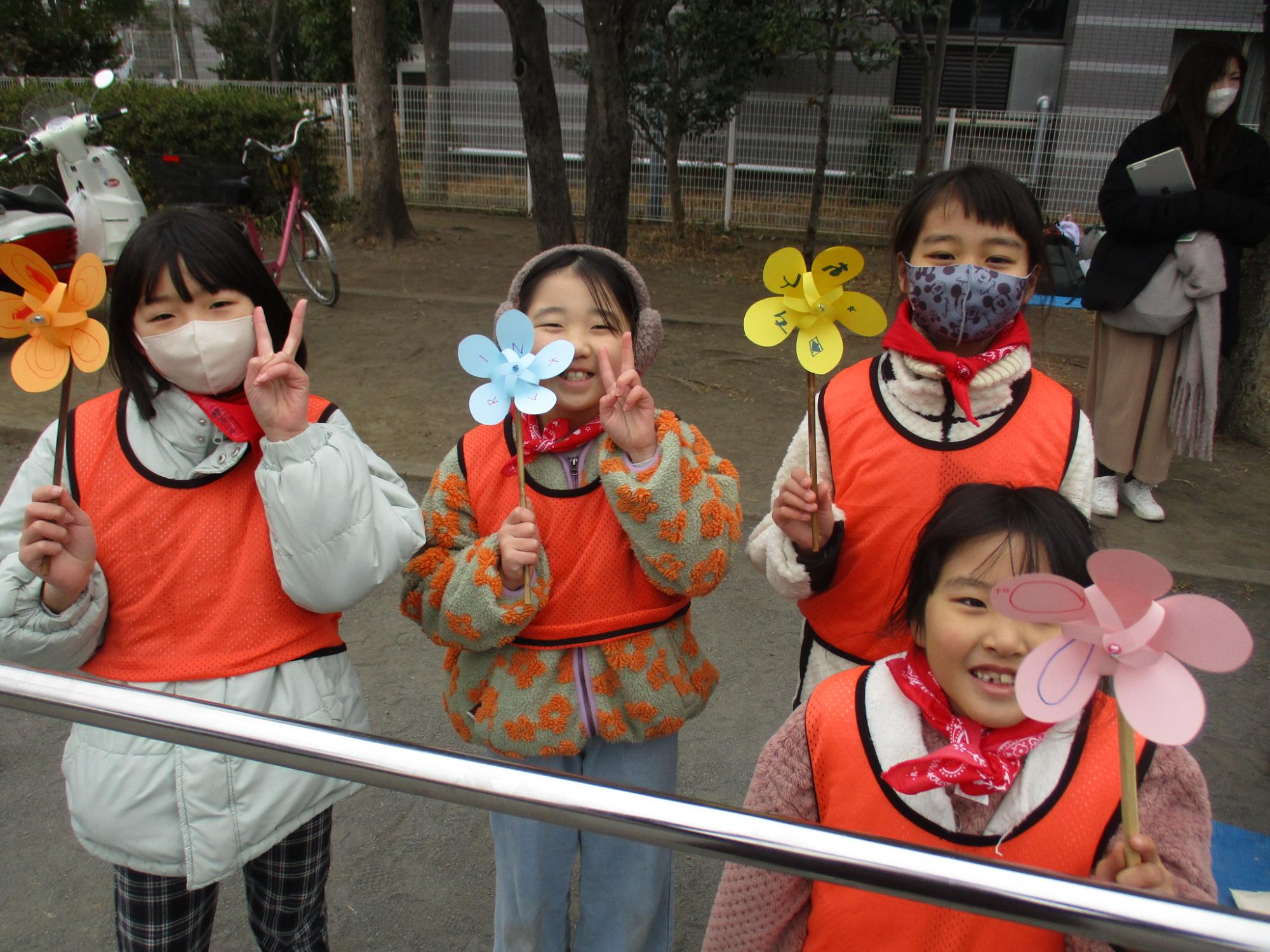 完成した風車を見せている写真