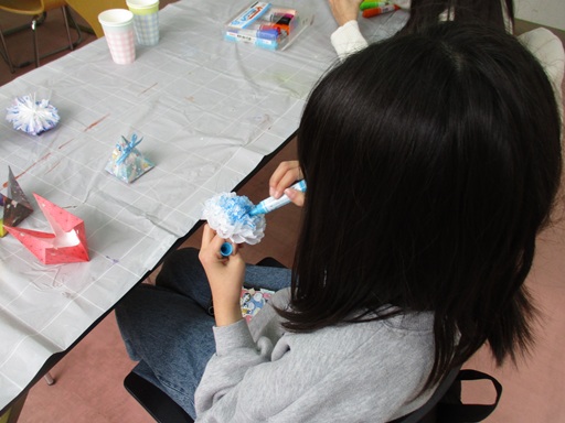 花紙に色を付けている写真