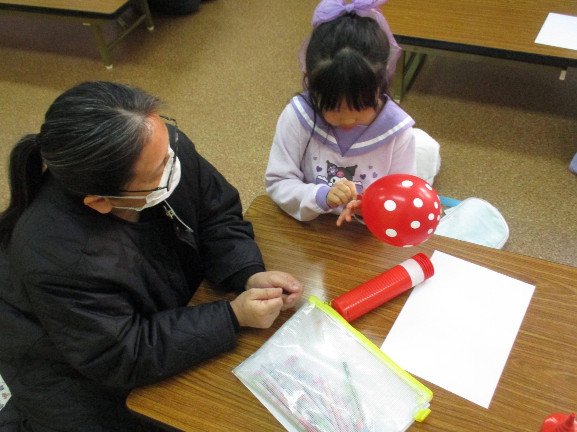 風船を結んでいる写真