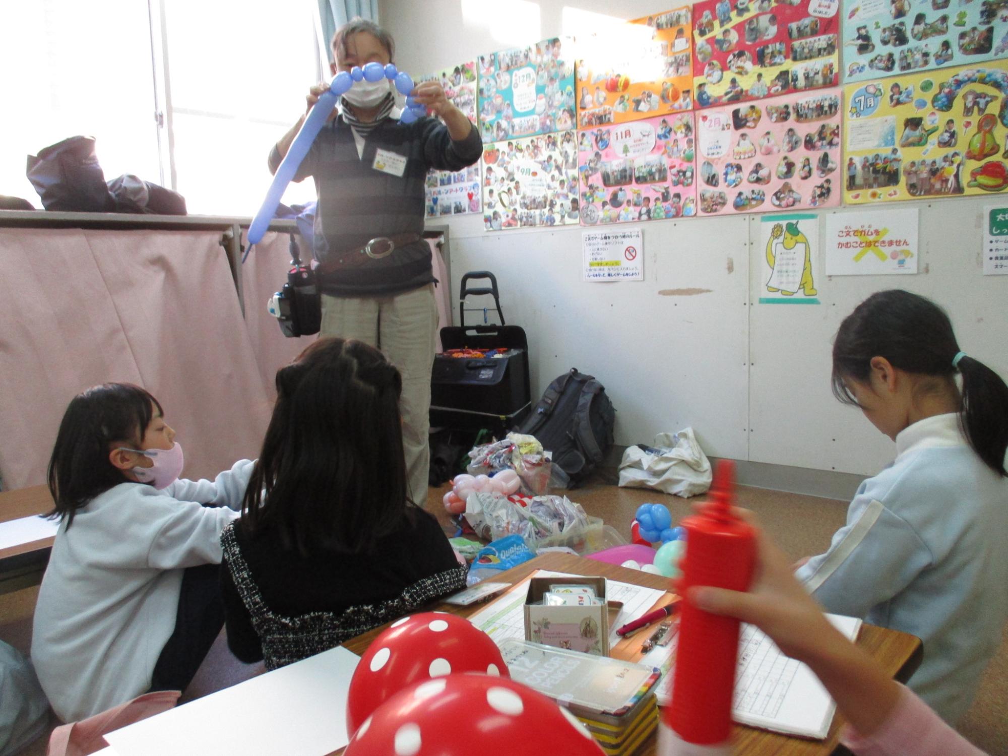 先生の作り方を見ている写真