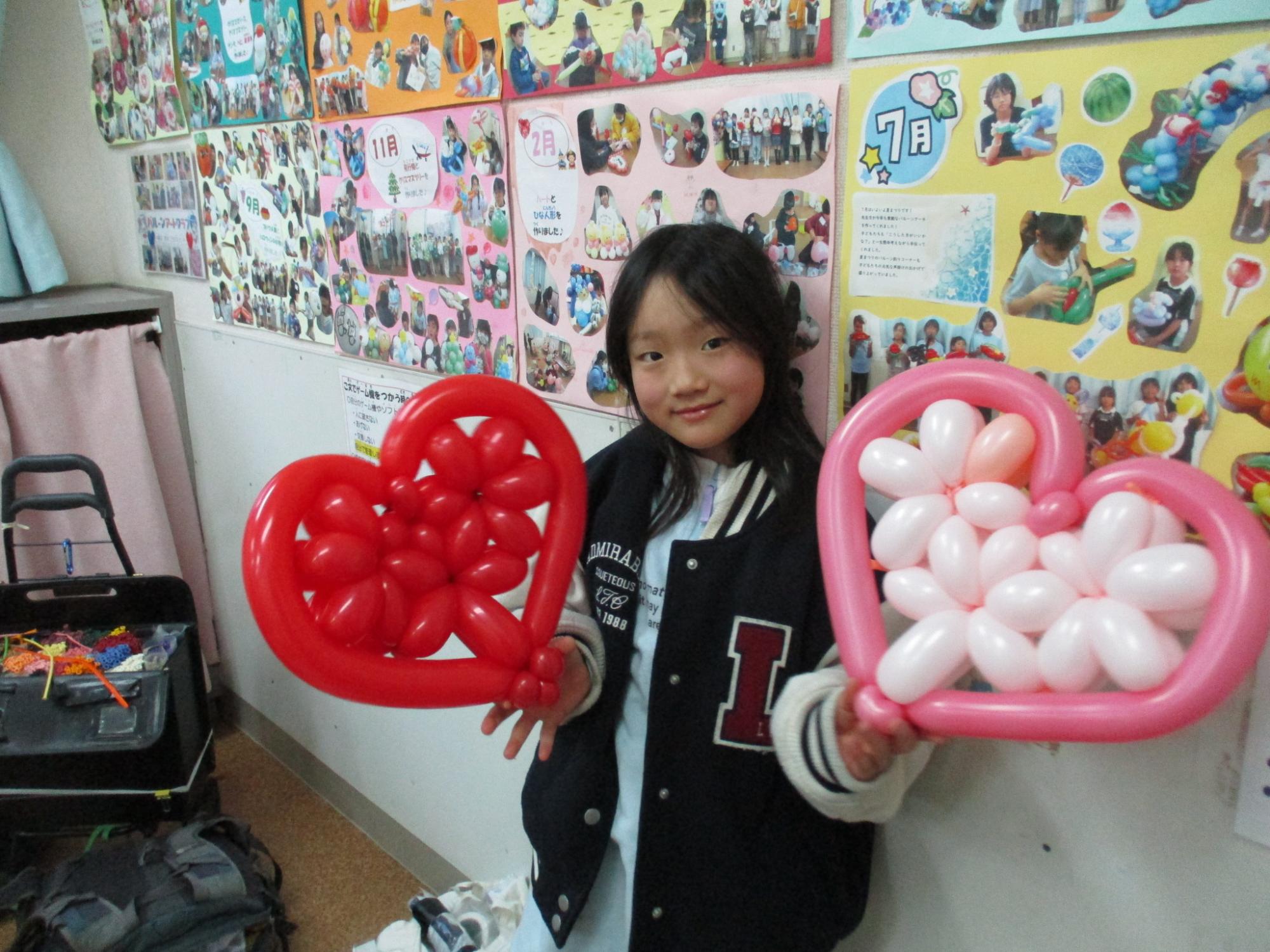 完成した作品を見せている写真2