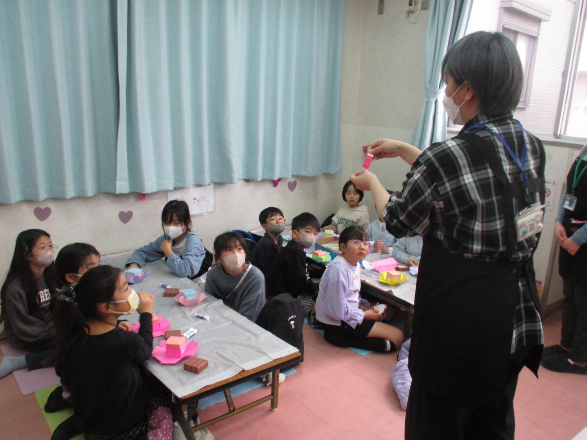 ラッピングボックスの作り方を聞いている写真