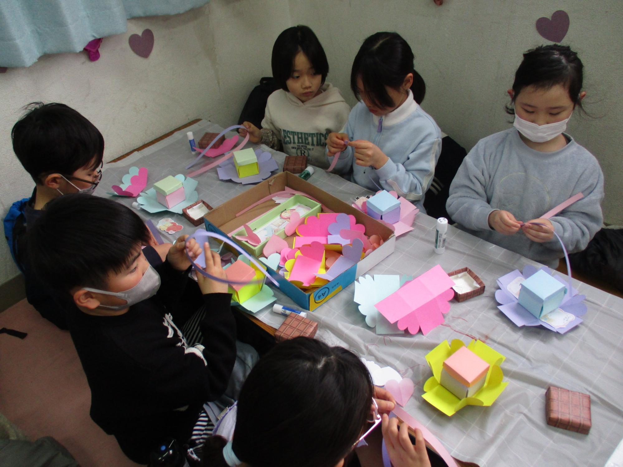 ラッピングボックスを作っている写真