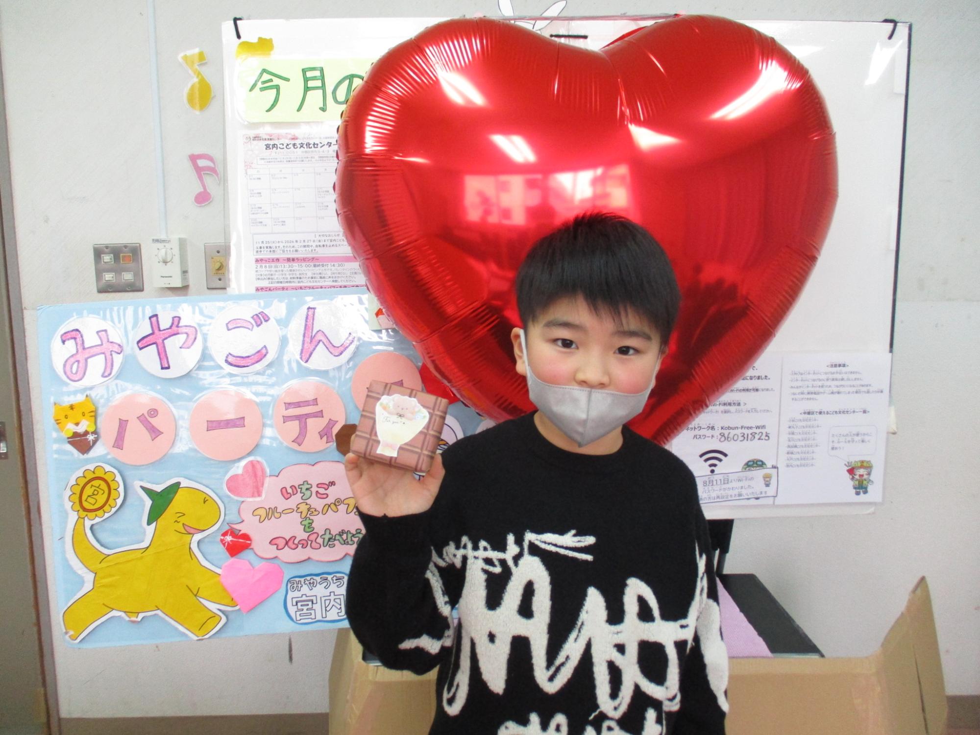 できた作品を見せている写真