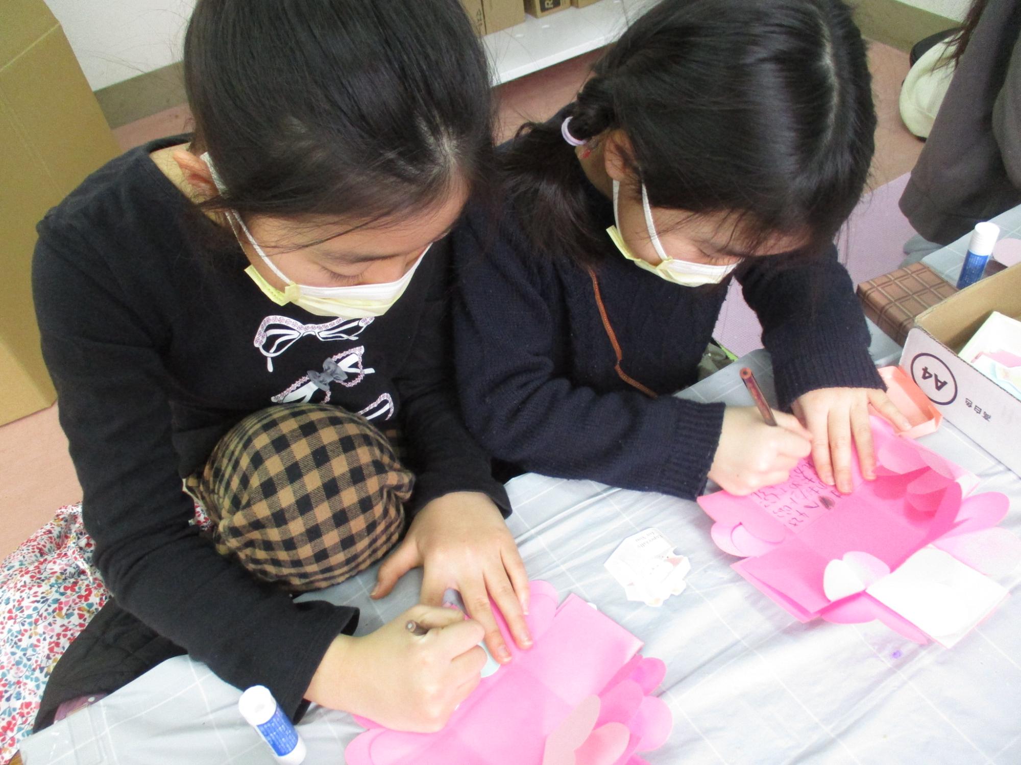 ラッピングボックスを作っている写真2