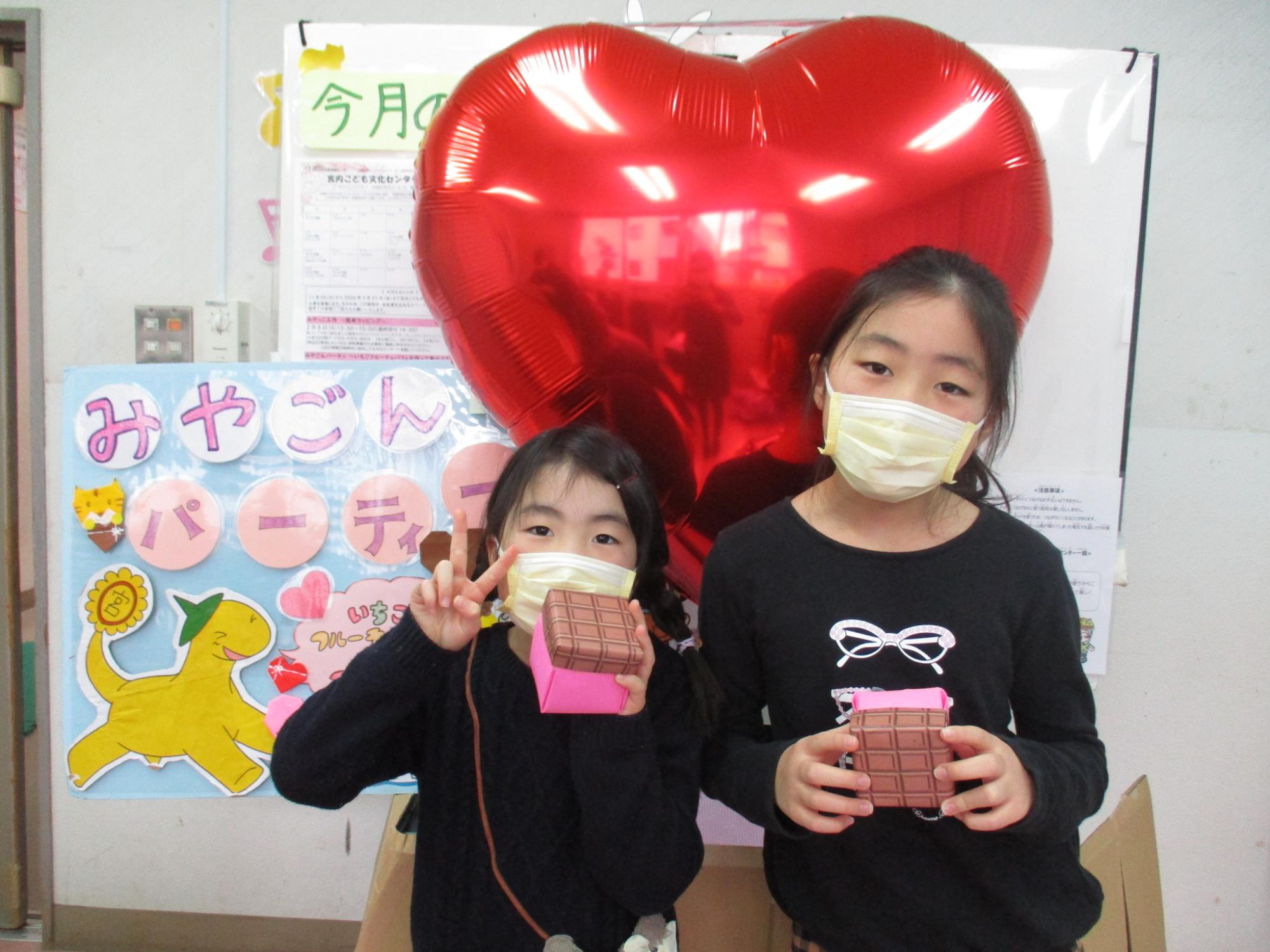 できた作品をみせている写真2