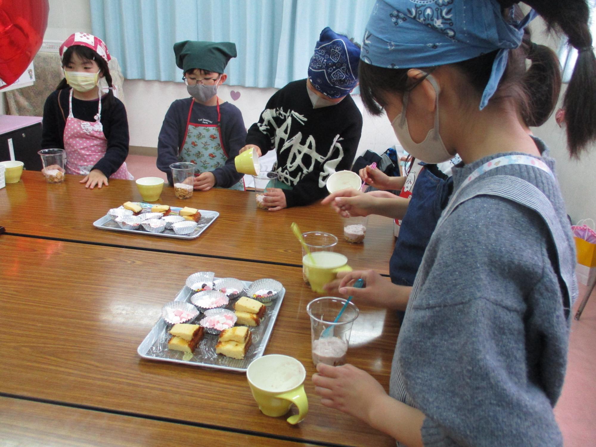 パフェも作っている写真