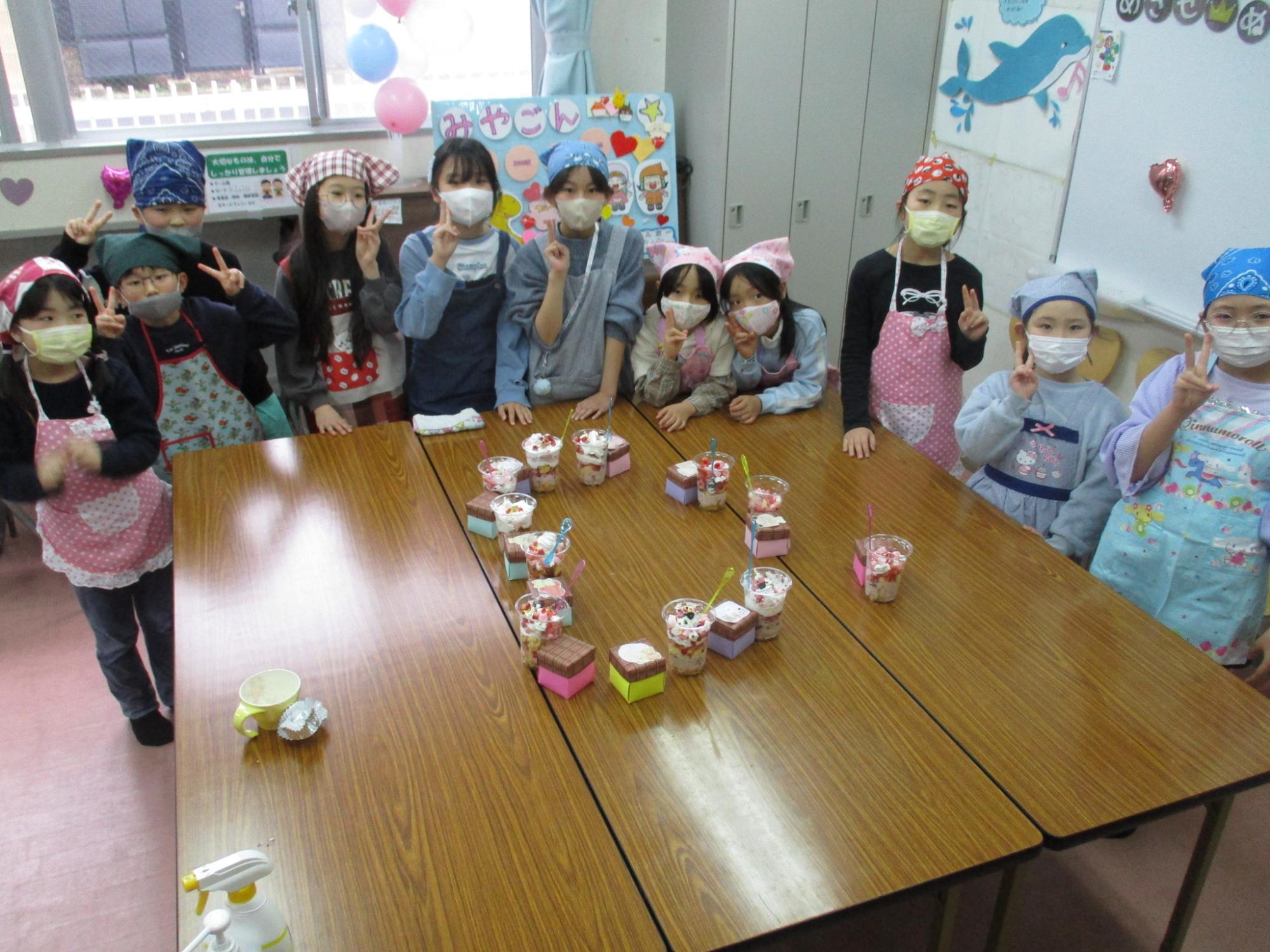 完成したパフェとラッピングボックスを並べて集合写真