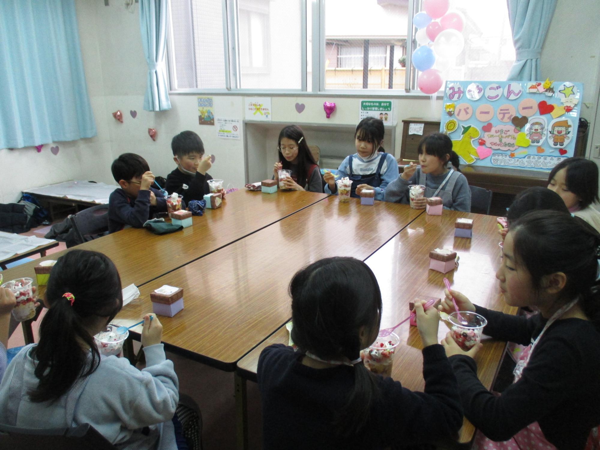 完成したパフェをみんなで食べている写真