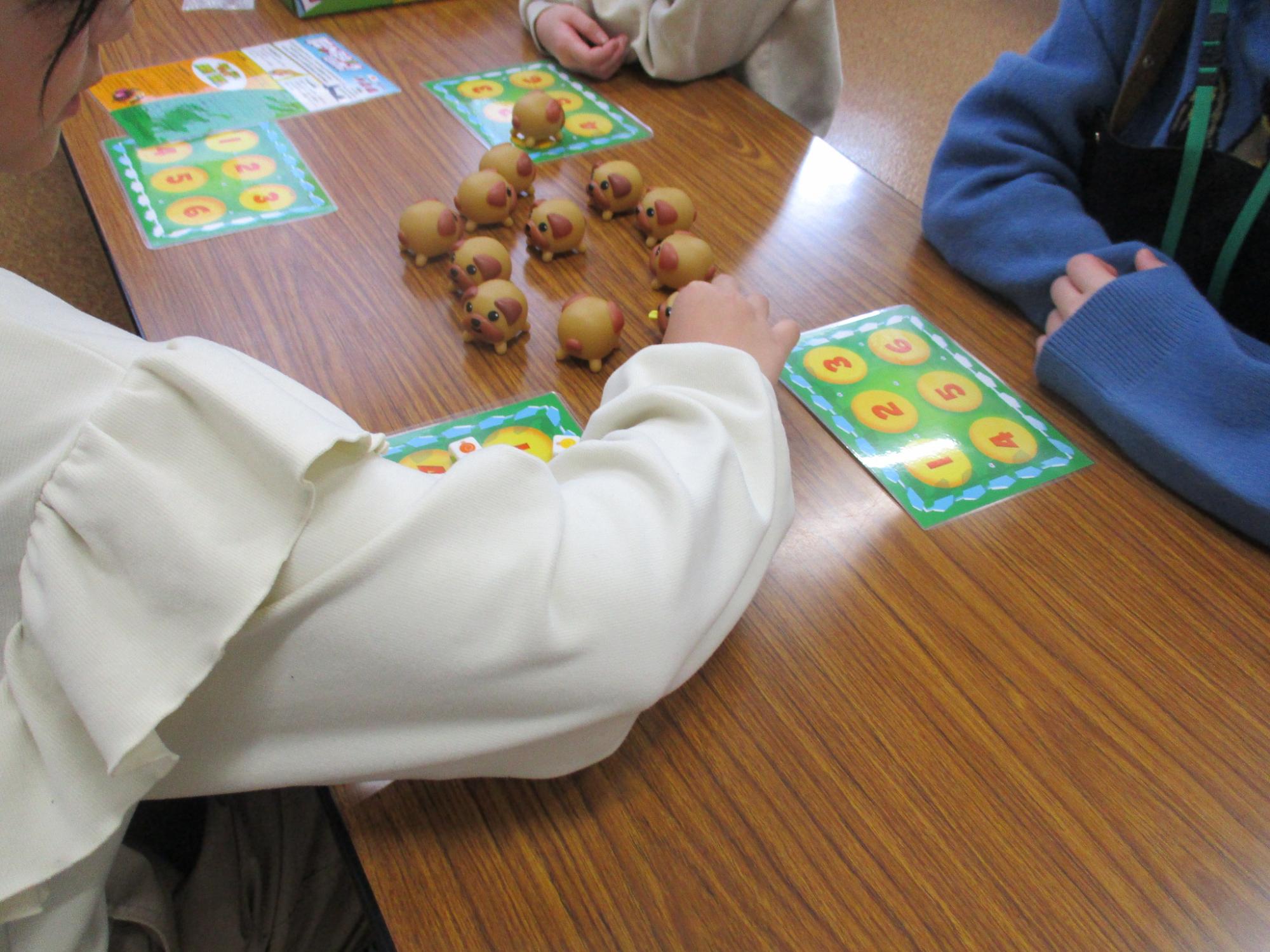 たべたのだあれ？を遊んでいる写真