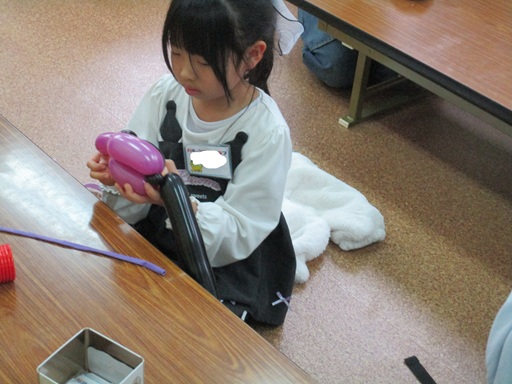 お雛様を作っている写真