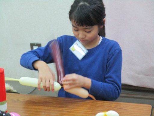 お内裏様を作っている写真