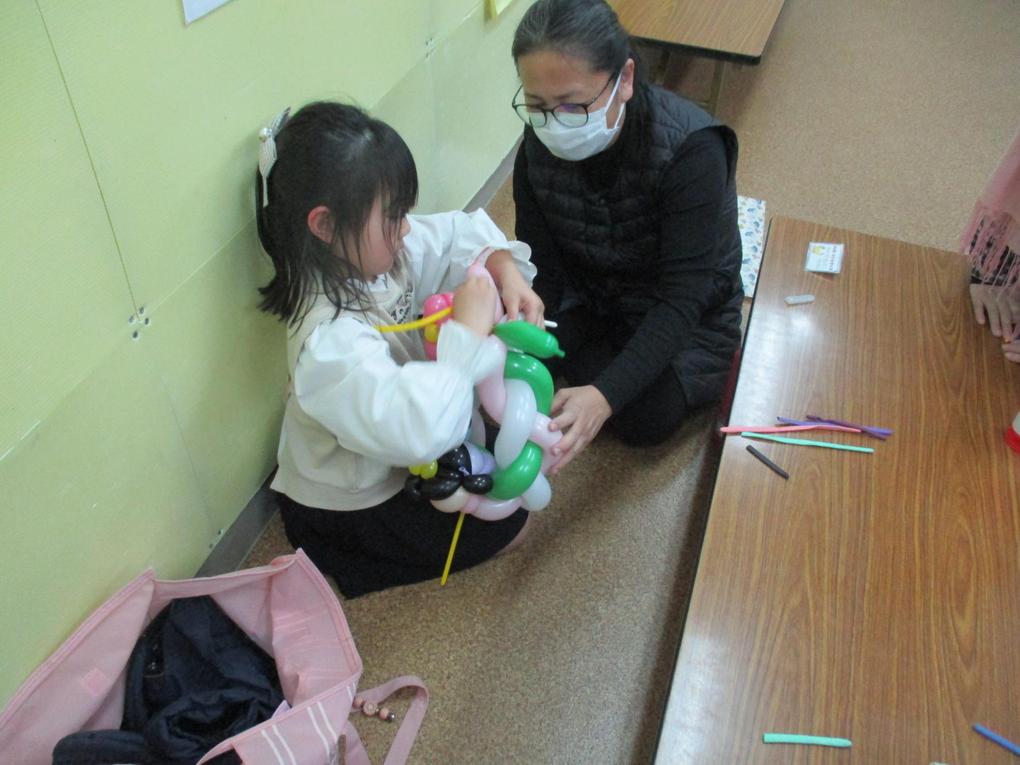 先生に手伝ってもらいながら作っている写真