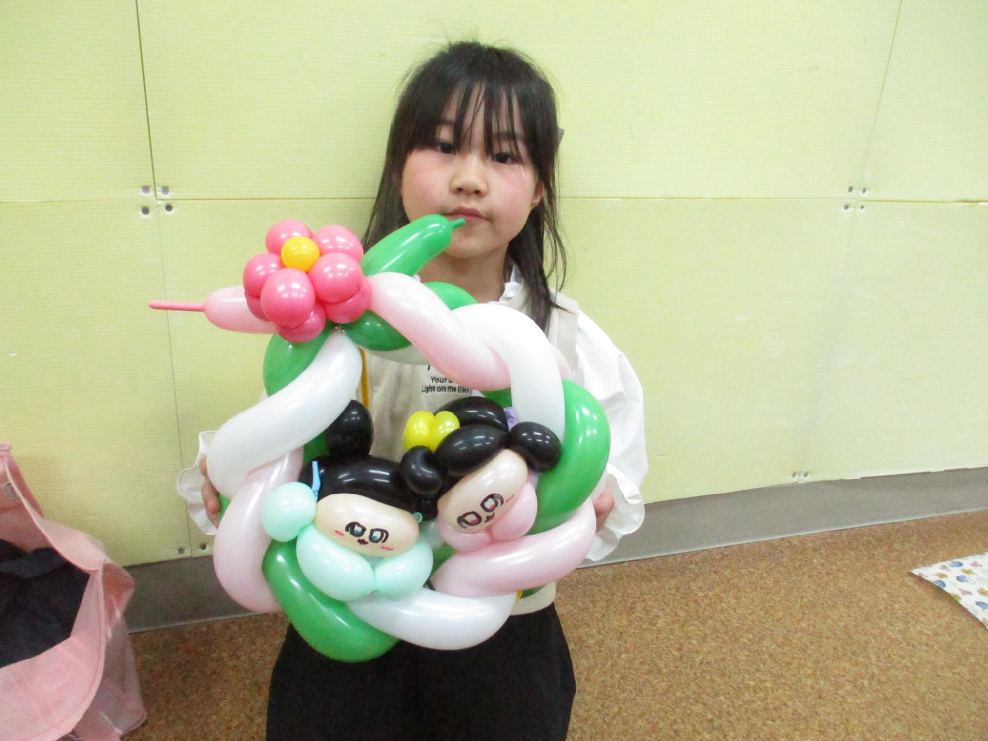 完成した作品を見せている写真3