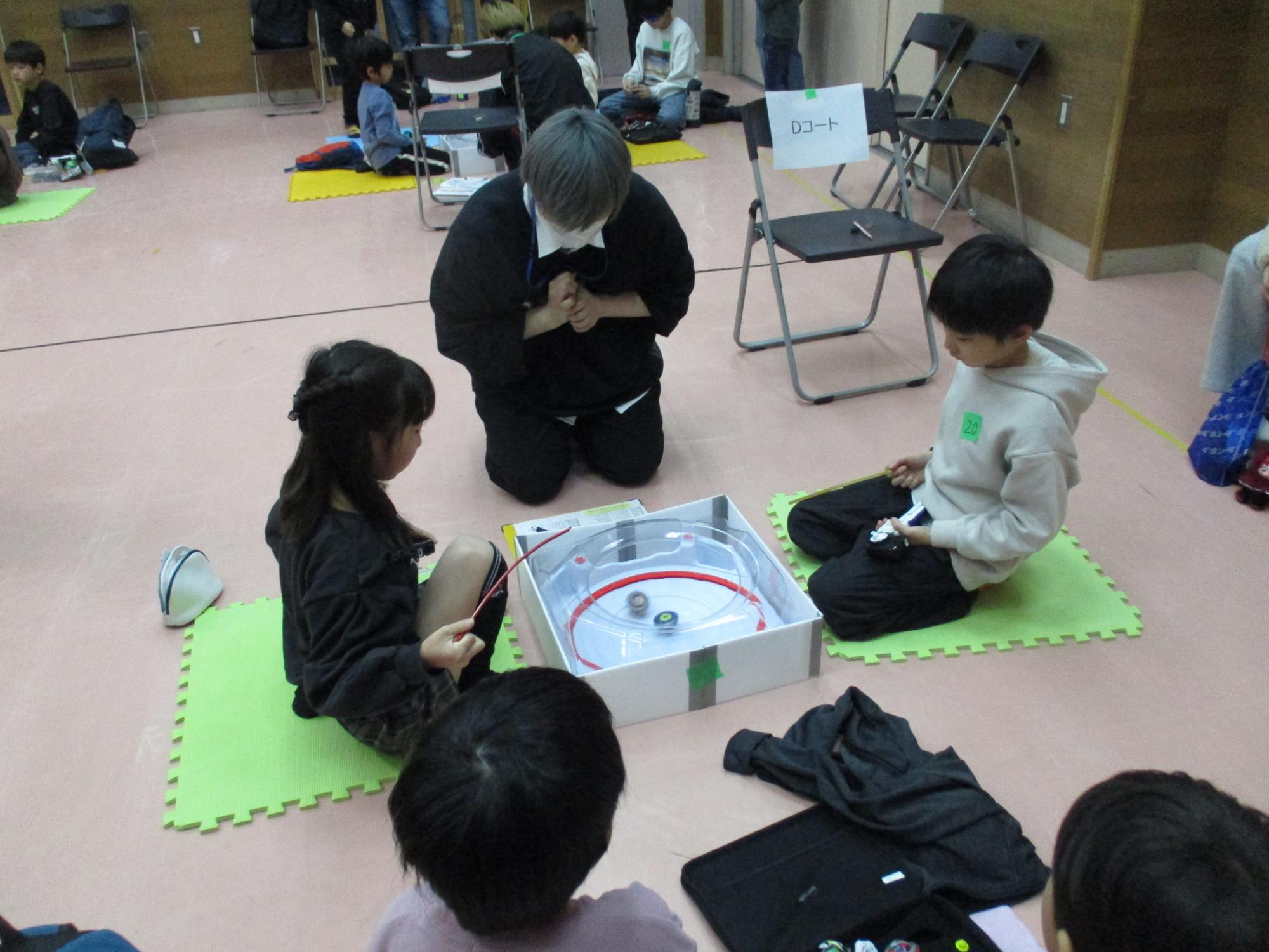 ベイバトルをしている写真2