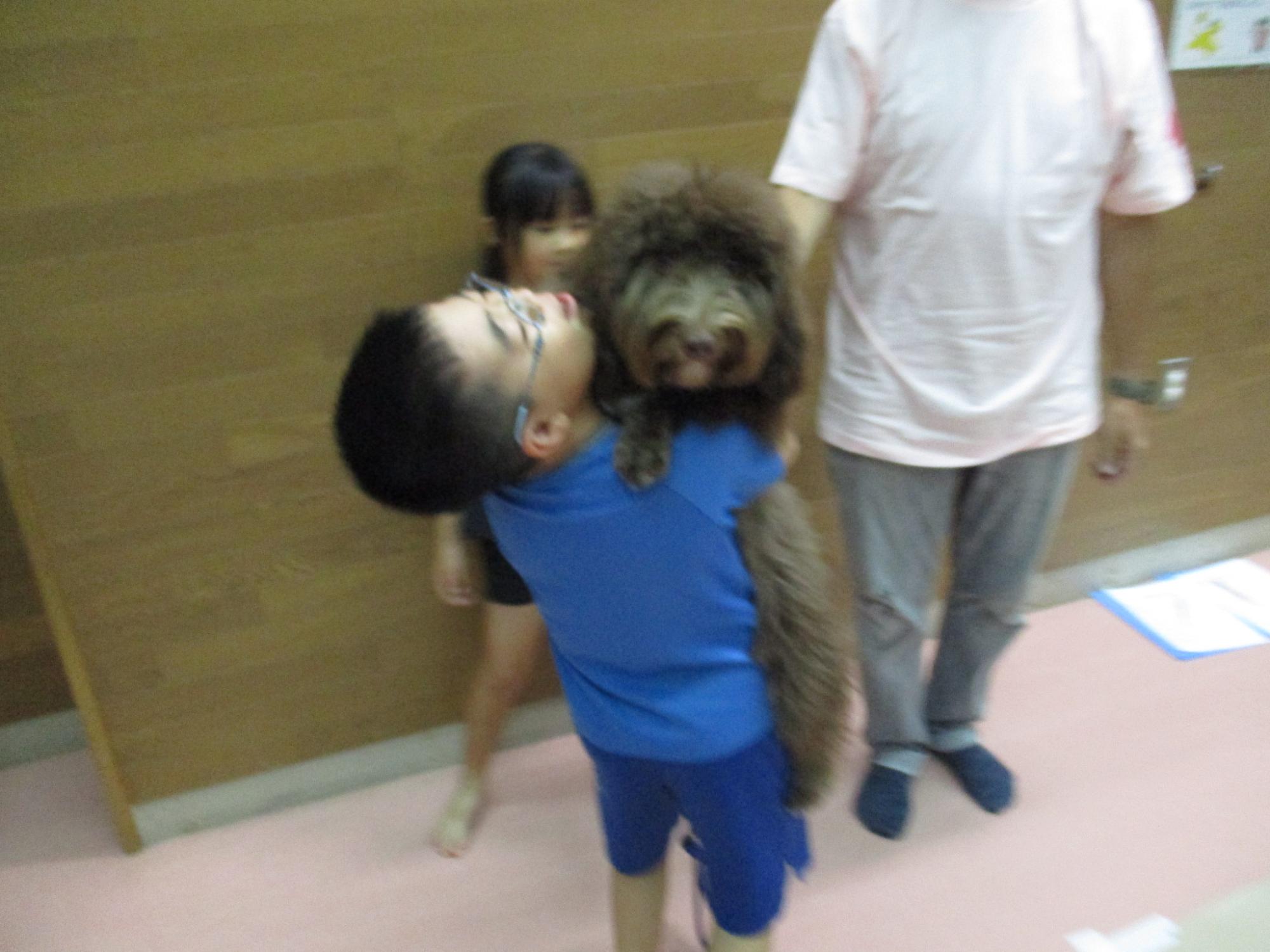 犬を抱っこしている写真2