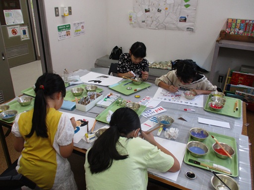 紙芝居に絵の具で色塗りをしている写真2