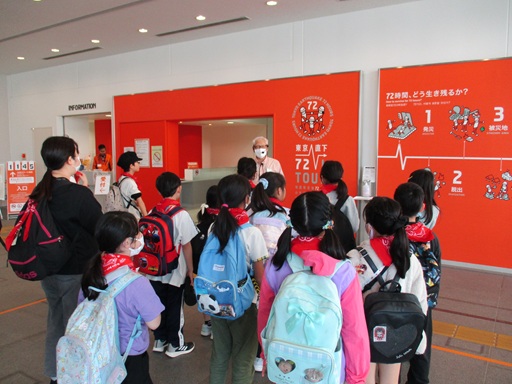 そなエリア東京で被災体験の説明を受けている写真