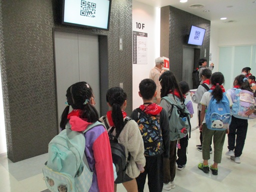 タブレットの使い方とルールの説明を受けている写真