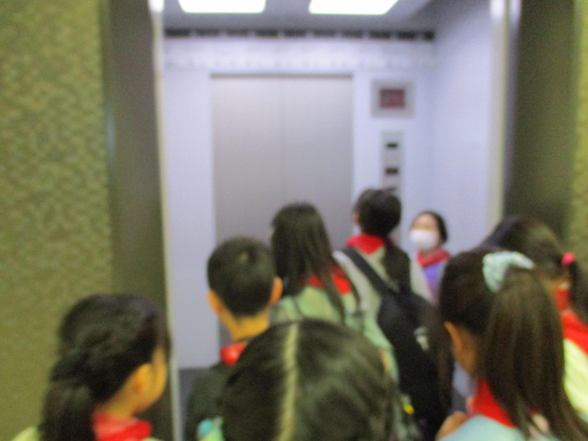 被災体験のためエレベーターに乗り込む写真