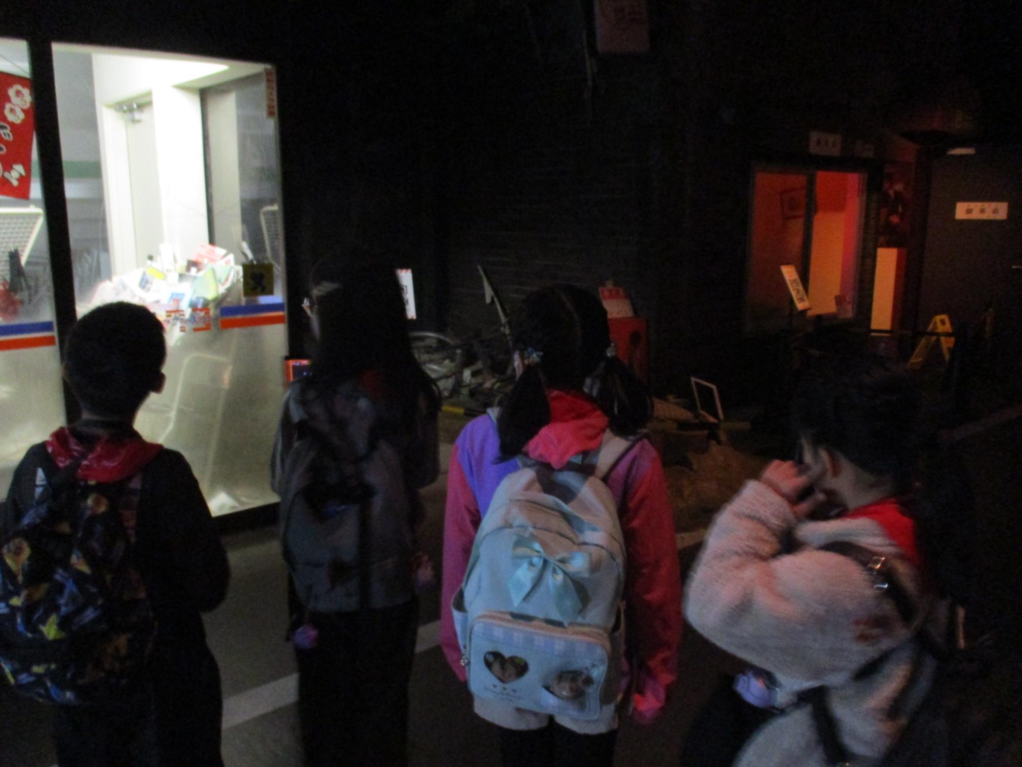 被災地を歩るいている写真